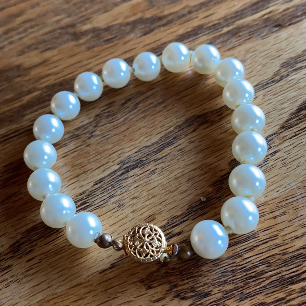 Pearl (Faux)  bracelet gold tone filigree box clasp.